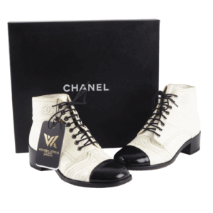CHANEL G33855 Interlocking Patent Leather Lace Up Stiefelette OP: 1490 €